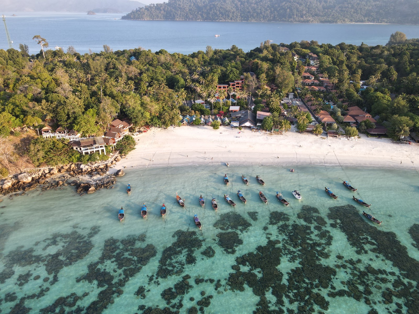 Foto af Pattaya Beach Ko Lipe bakket op af klipperne