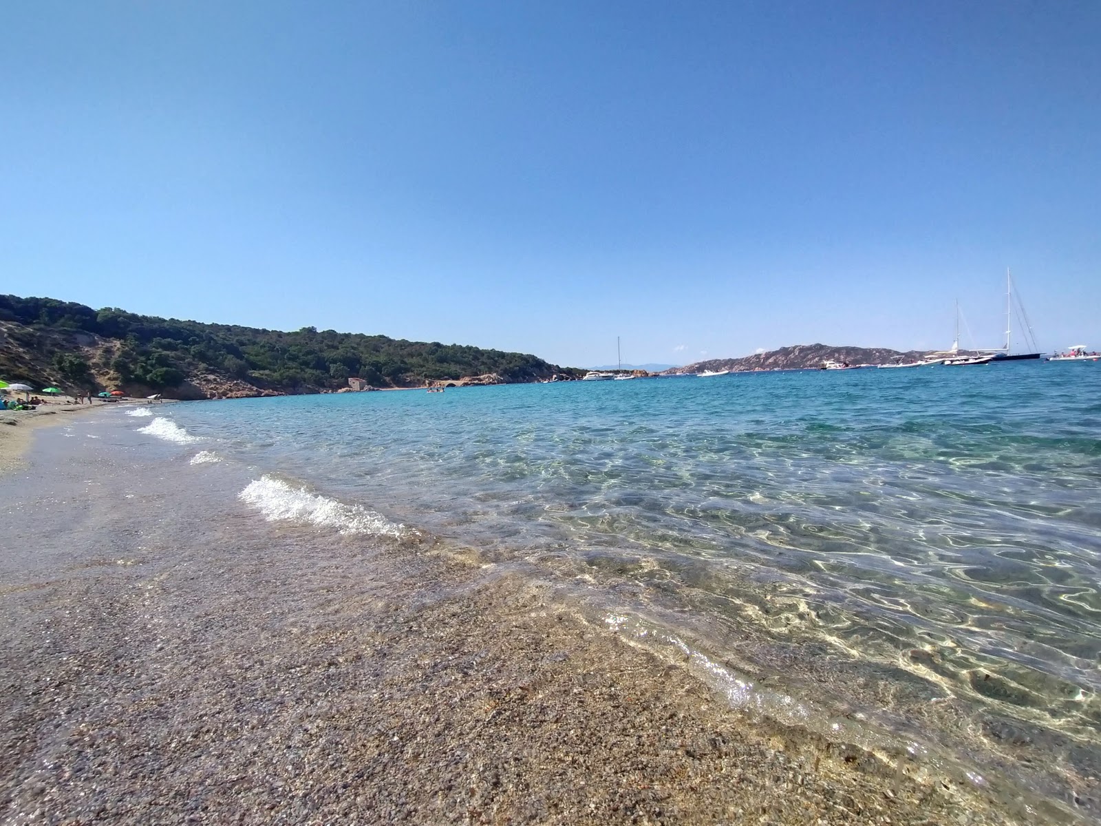 Spiaggia di Cala di Trana'in fotoğrafı turkuaz saf su yüzey ile