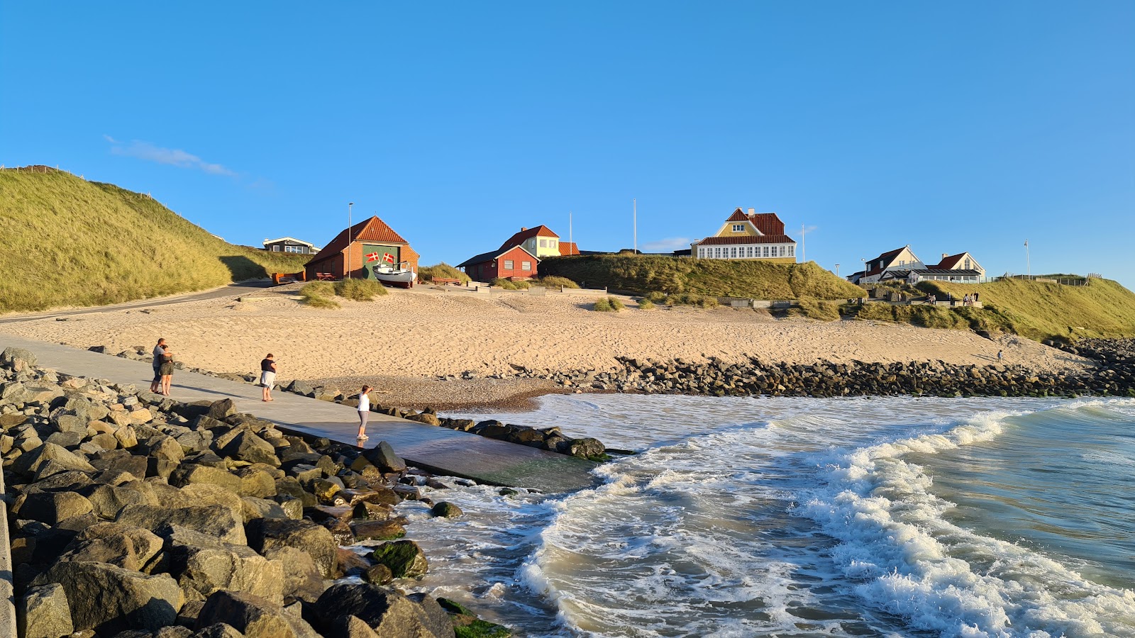 Lonstrup Klint Beach的照片 带有宽敞的海岸