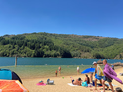 Photo de Villefort Lake Beach protégé par des falaises
