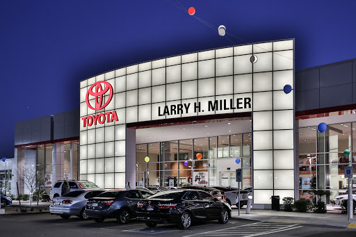 Toyota Dealer «Larry H. Miller Toyota Peoria», reviews and photos, 8633 W Bell Rd, Peoria, AZ 85382, USA