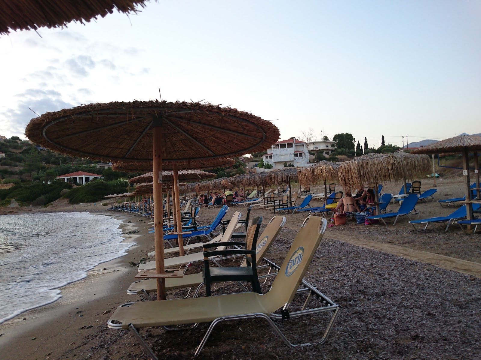 Foto de Viandini beach apoiado por penhascos