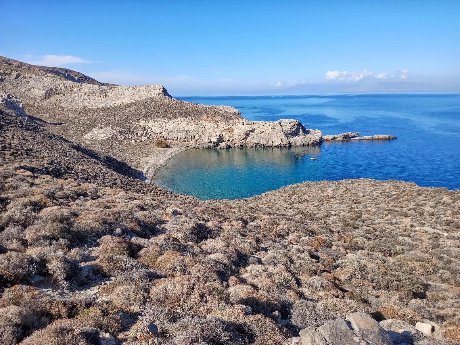 Foto di Glysoura Beach con una superficie del terreno roccioso