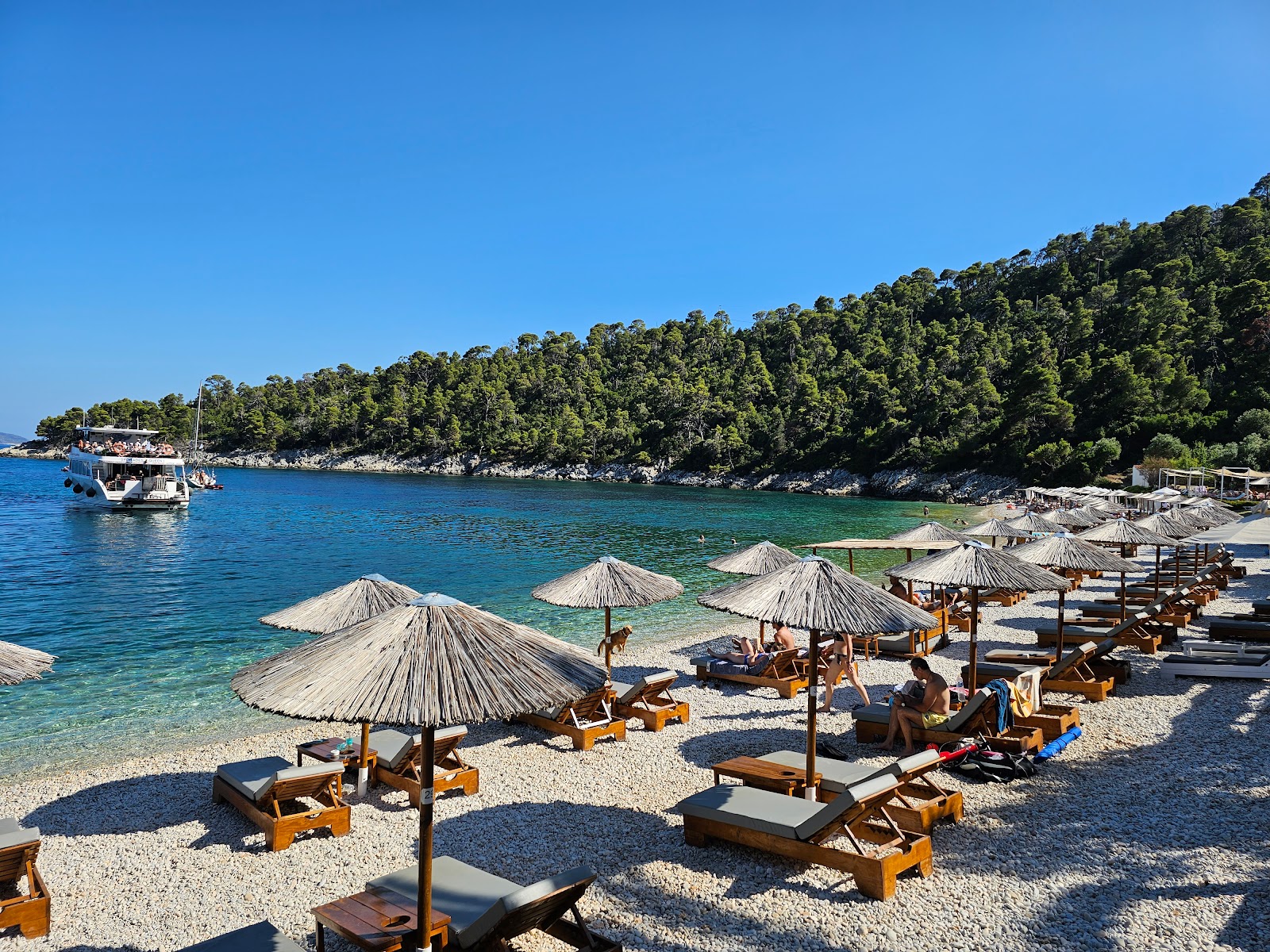 Foto di Spiaggia di Leftos Gialos con una superficie del acqua cristallina