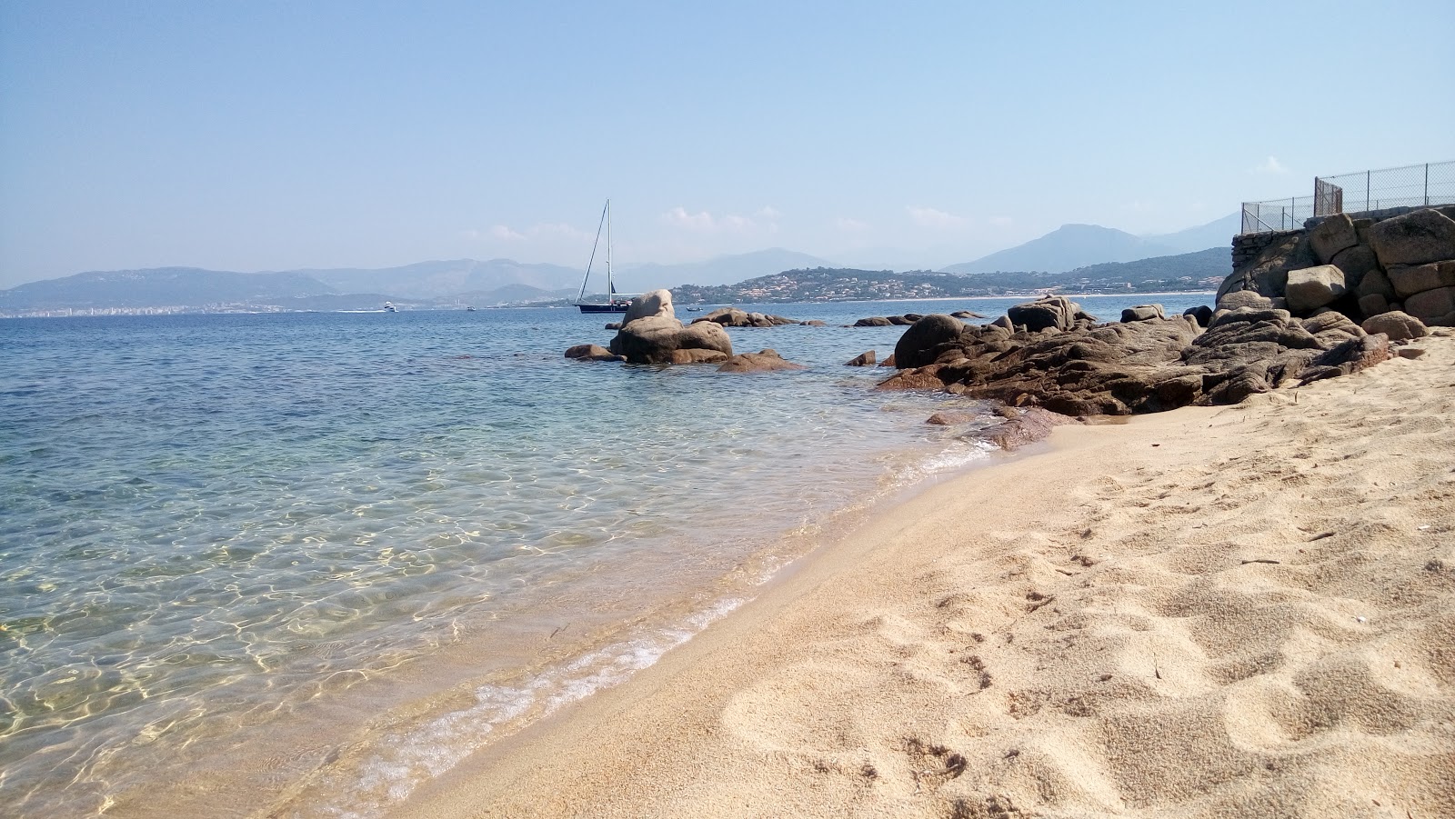 Foto av Isolella beach II med turkos rent vatten yta