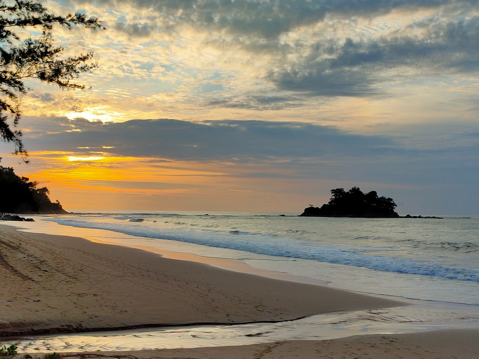 Foto van Lok Nunsung Beach met lange baai