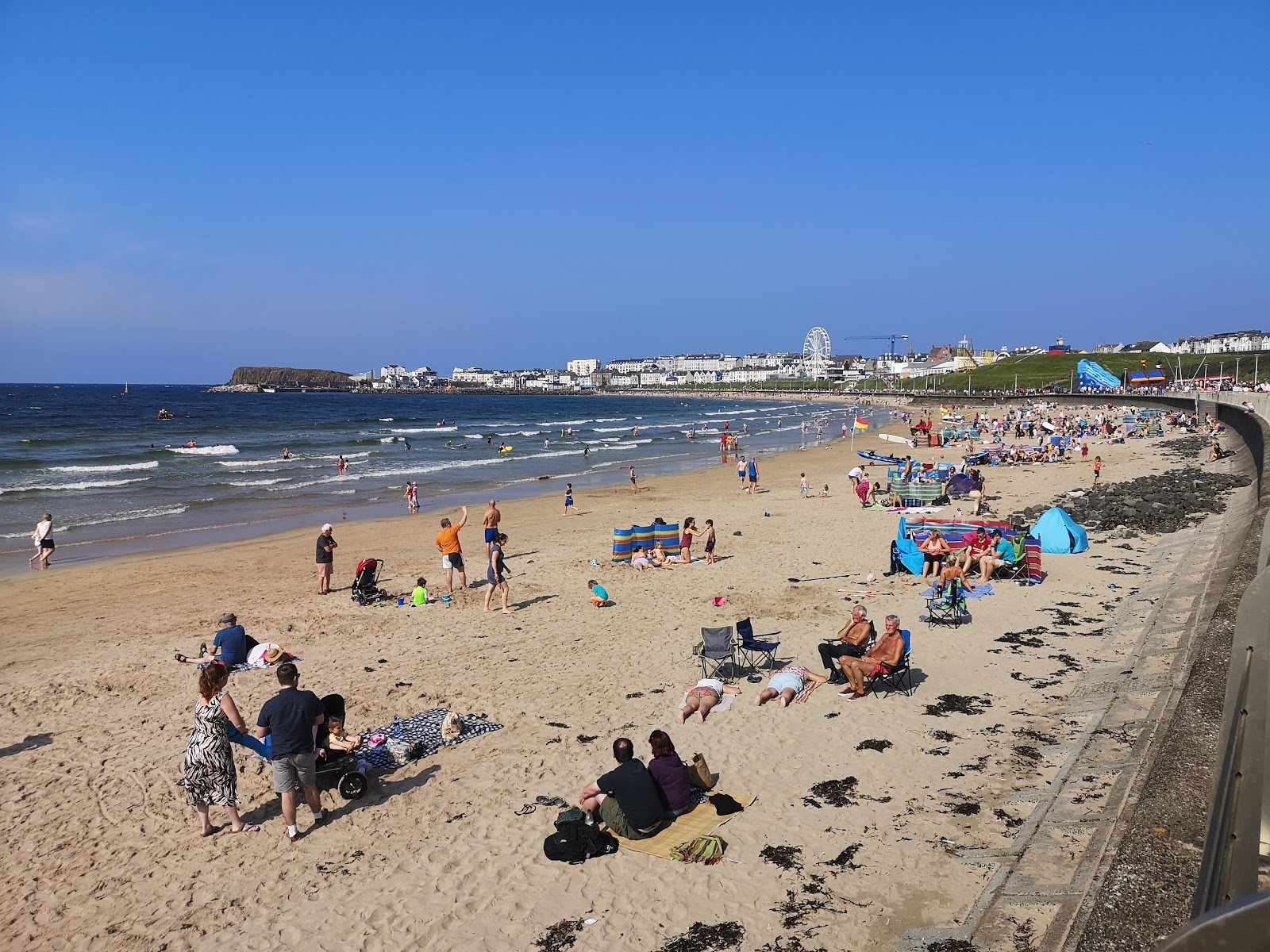 Photo de West Strand Beach et le règlement