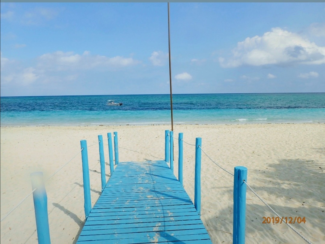 Photo de Playa Bonita avec l'eau cristalline de surface