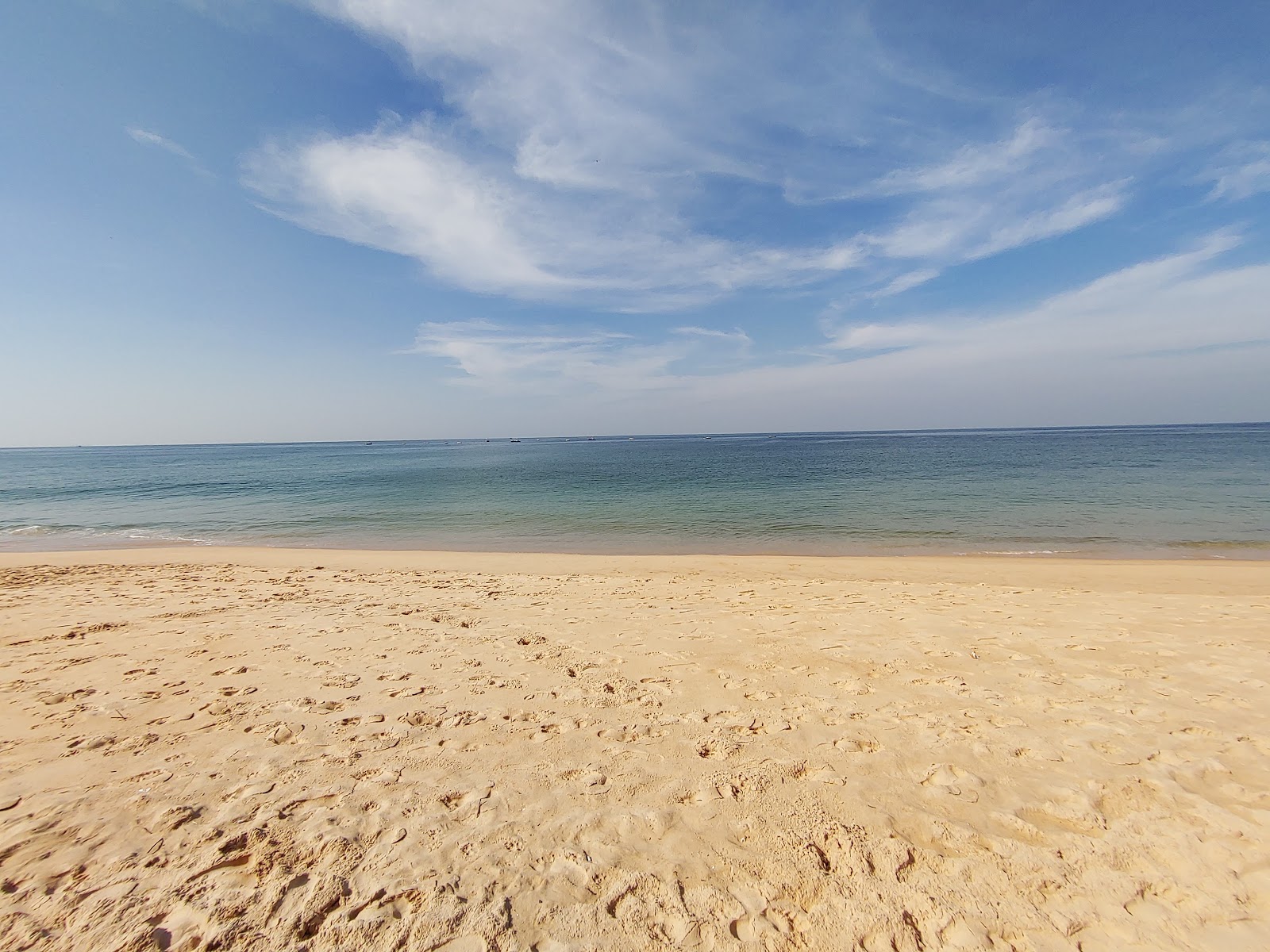 Foto di Candolim Beach con una superficie del acqua turchese