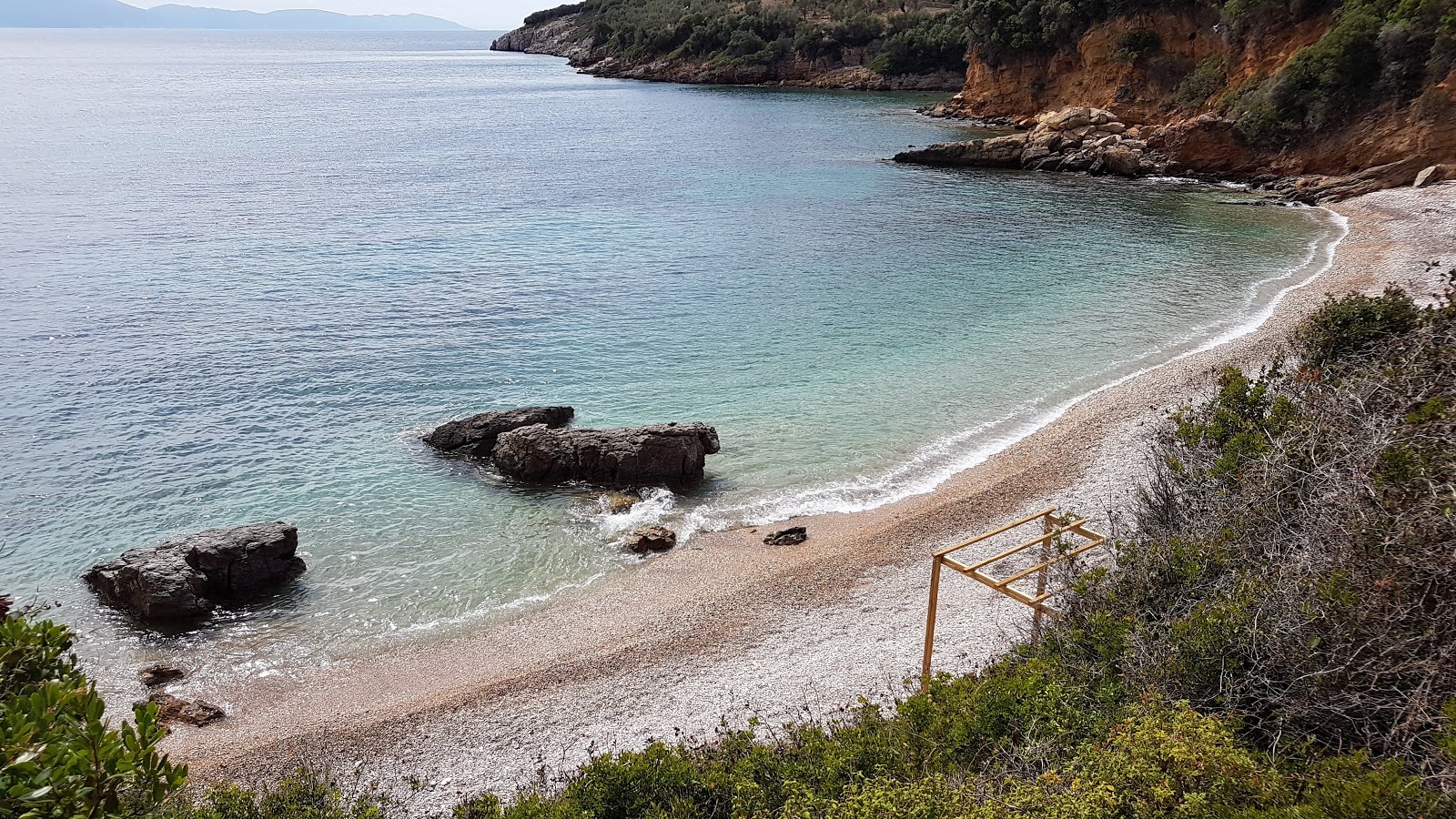 Foto di Great Sand beach sorretto da scogliere