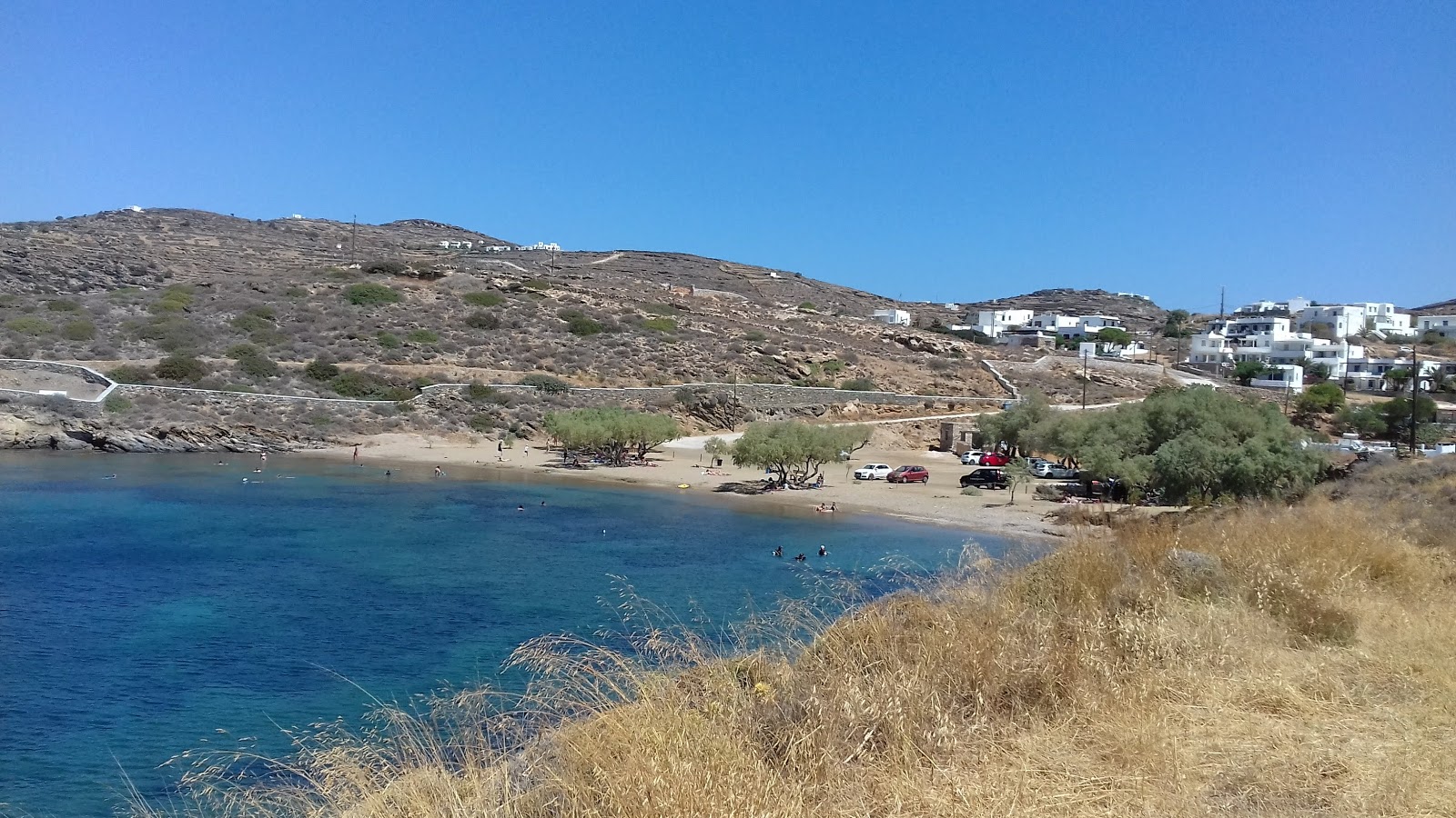 Fassolou beach'in fotoğrafı küçük koylar ile birlikte