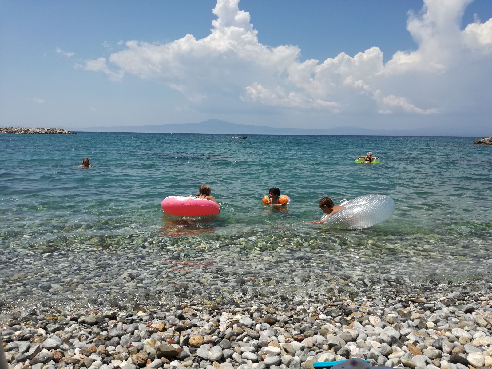 Paralia Mikri Mantinia II'in fotoğrafı dağlarla çevrili