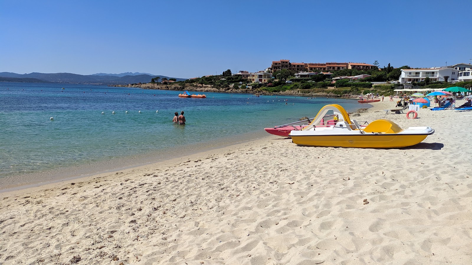 Foto de Playa de Bados con agua cristalina superficie