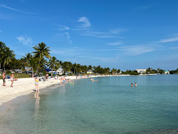 Zdjęcie Sombrero beach z przestronna linia brzegowa