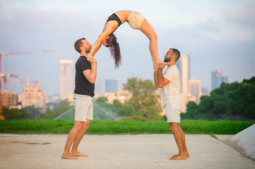 Mira Acroyoga à Petit-Mars