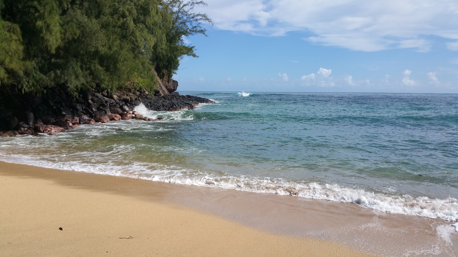 Photo de Wainiha Beach avec baie spacieuse