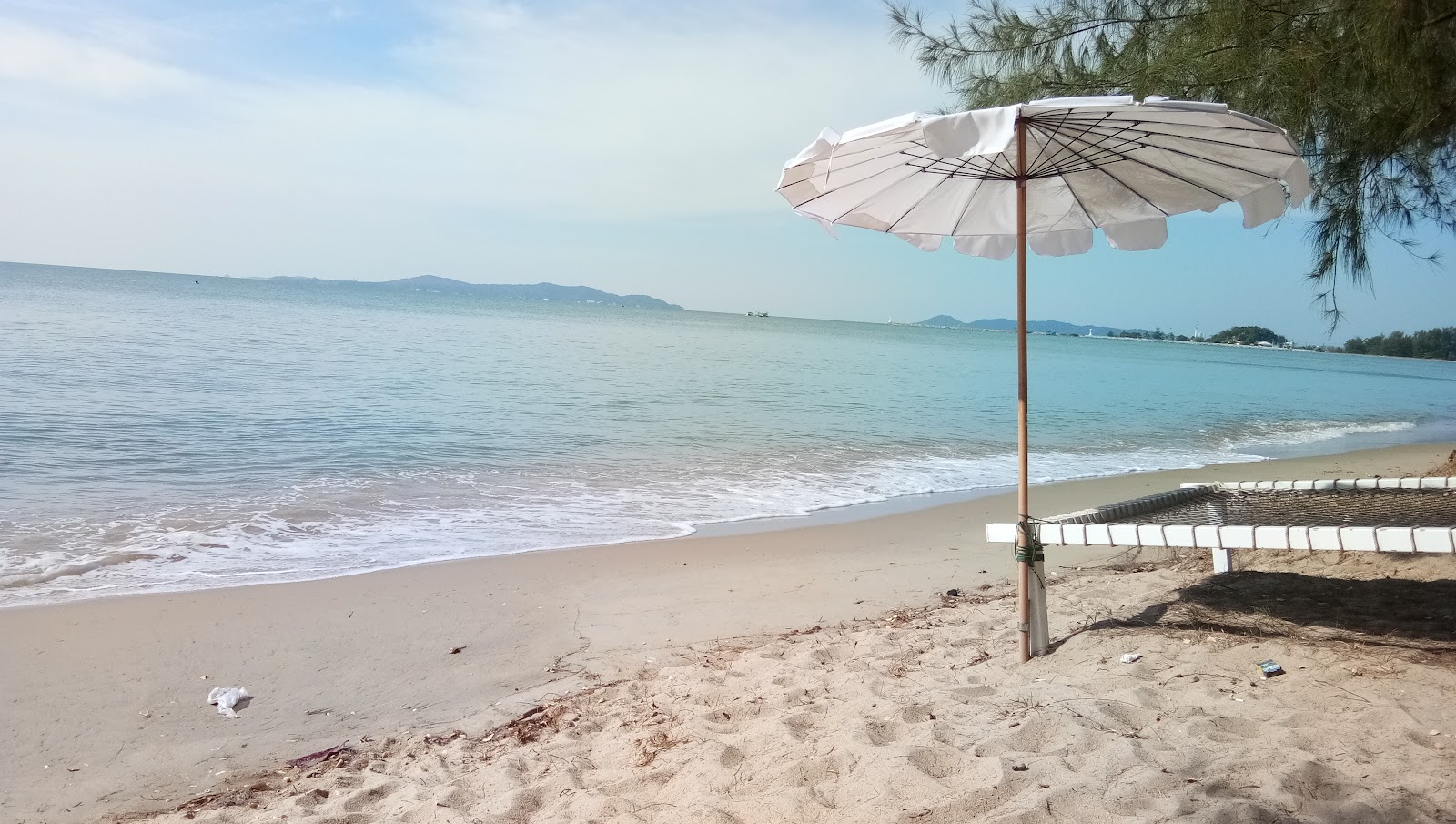 Foto av Klaeng Beach med rymlig strand