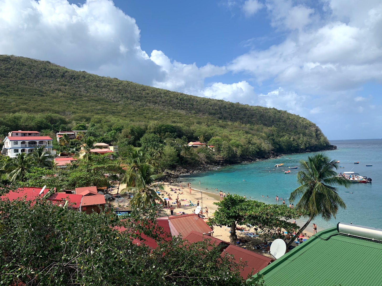 Foto de Anse Dufour apoiado por penhascos
