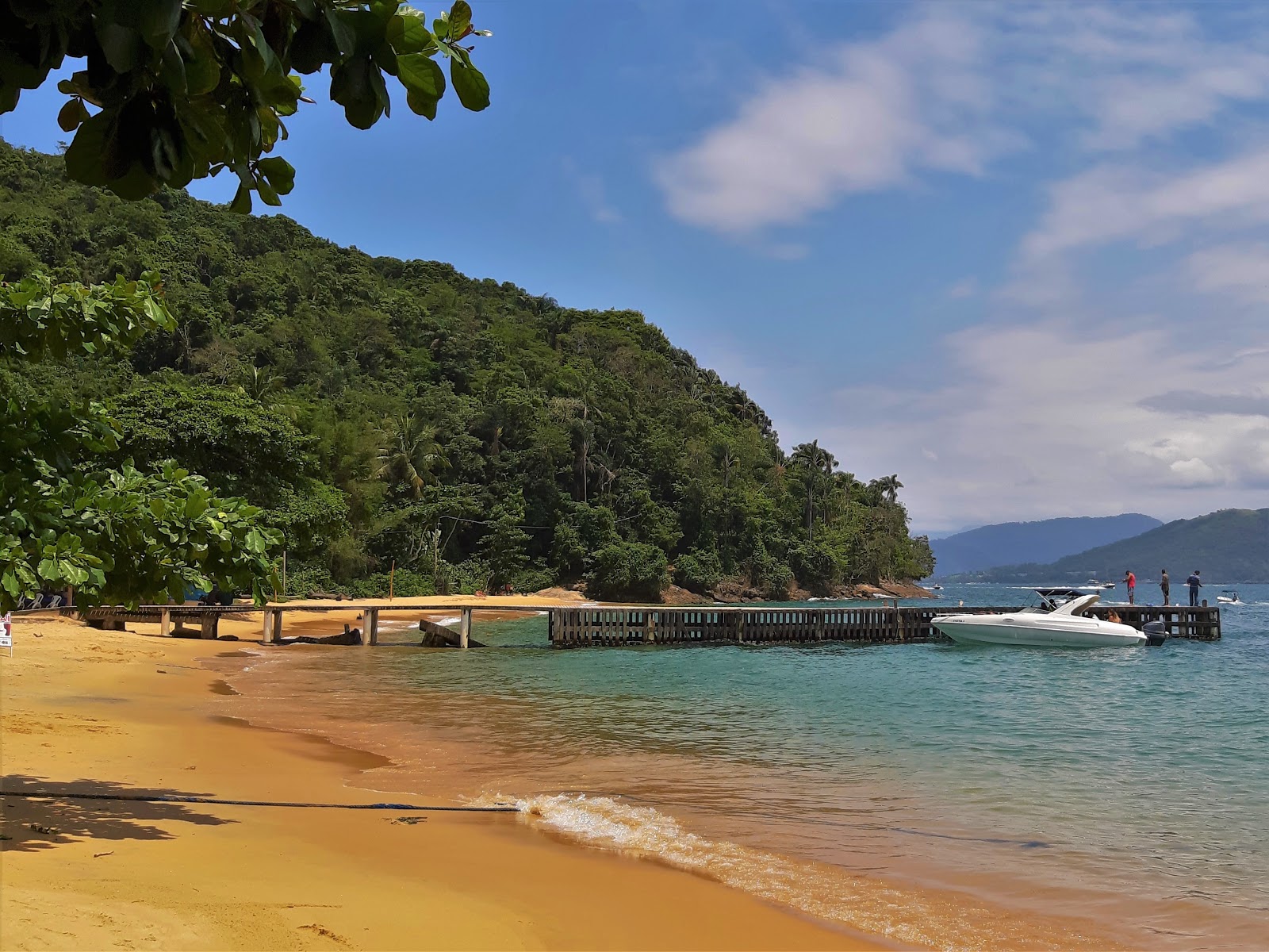 Praia de Freguesia de Santana的照片 带有明亮的细沙表面