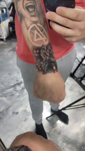 Tattoo Shop «Surreal Tattoo Studio - Kansas City Tattoo Shop», reviews and photos, 1222 W 39th St, Kansas City, MO 64111, USA