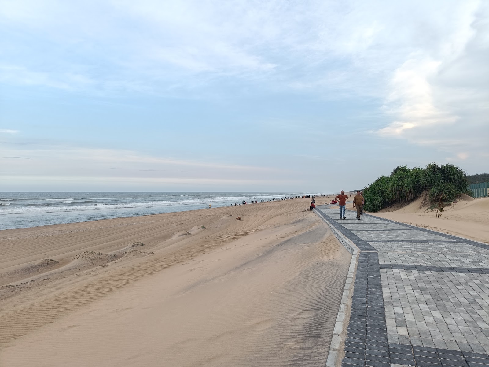 Foto de Sonpur Beach con recta y larga
