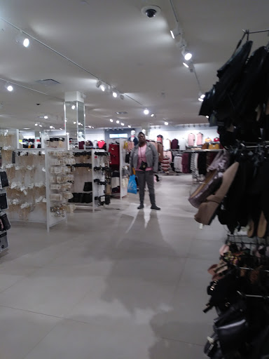 Clothing Store «F21 RED», reviews and photos, 470 Lewis Ave, Meriden, CT 06450, USA