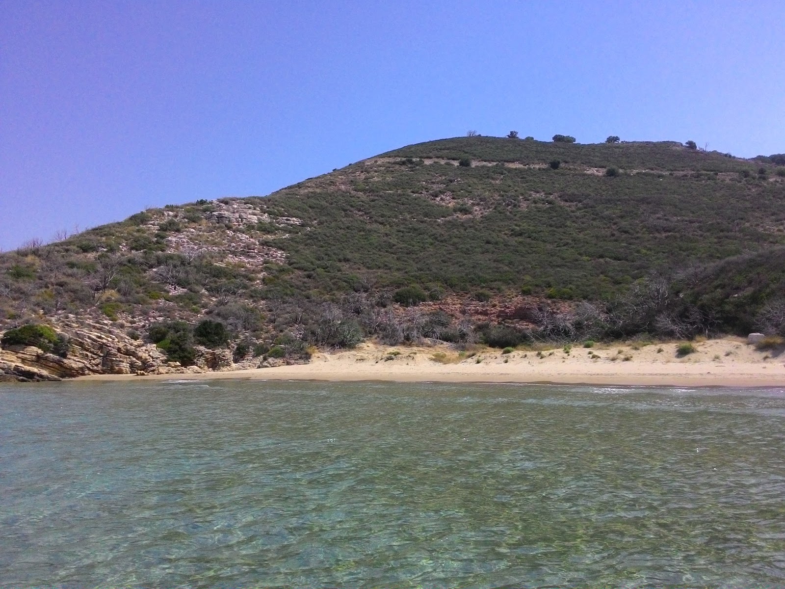 Foto van Paralia Gymniston ondersteund door kliffen