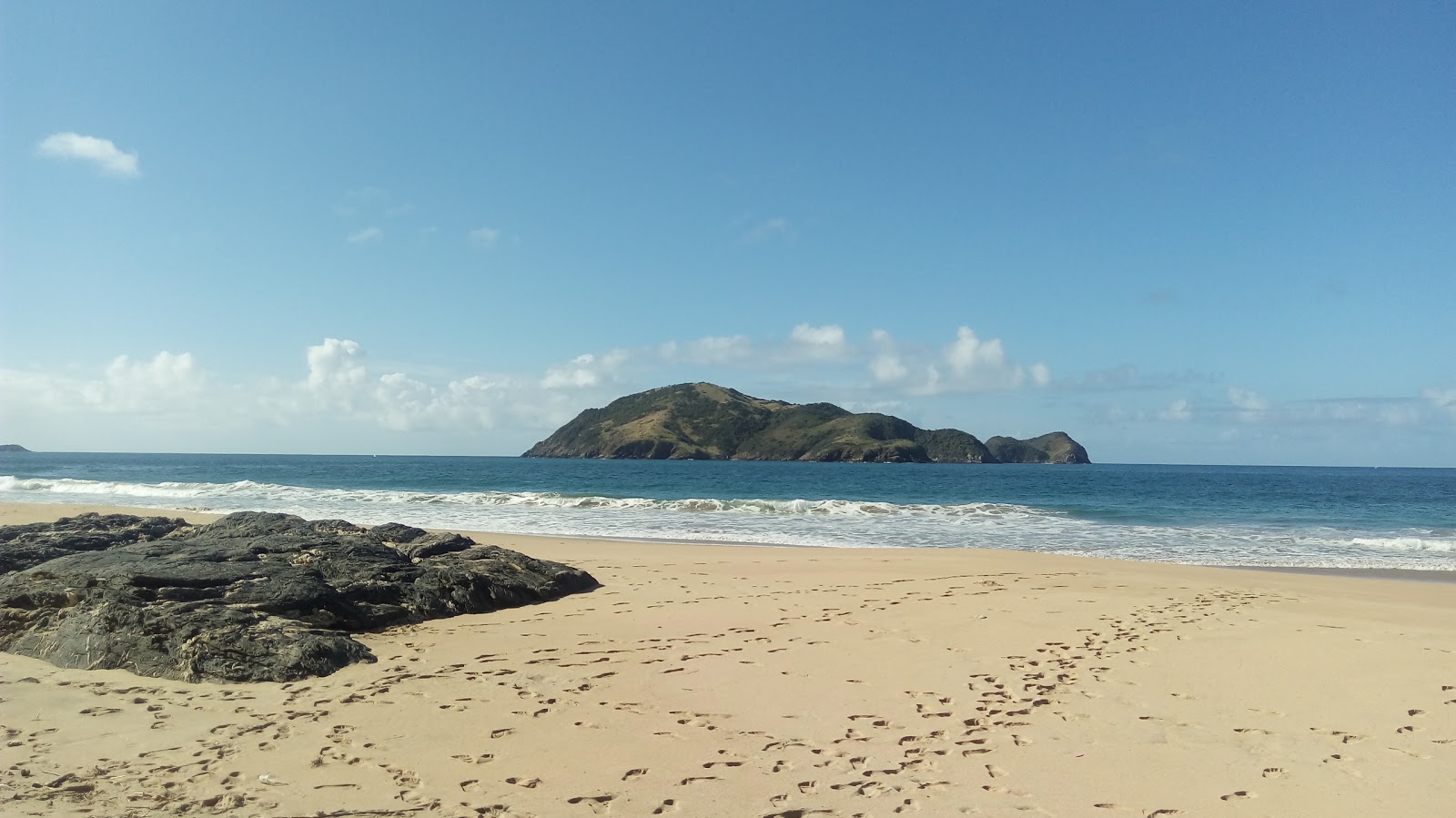 Φωτογραφία του Praia Brava περιτριγυρισμένο από βουνά