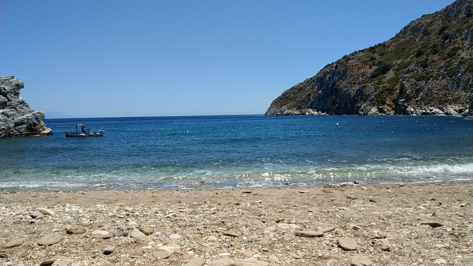 Foto von Vitsila beach mit grauer sand & kiesel Oberfläche