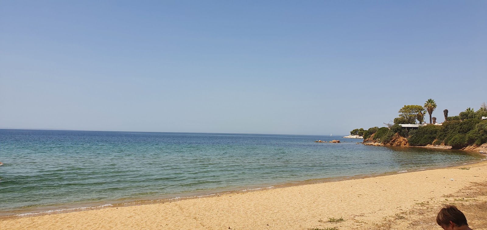 Foto av Kastri beach II med musta hiekka ja kivi yta