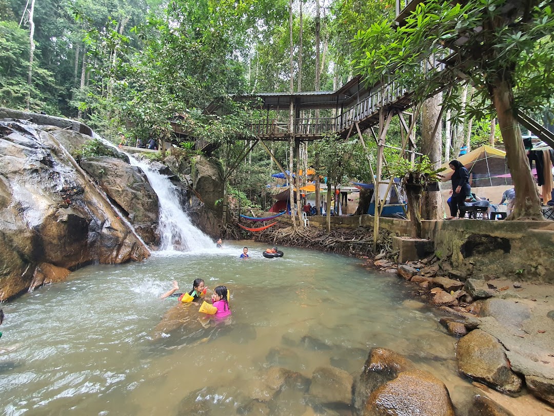Takah Pengkoi Treehouse & Waterfall