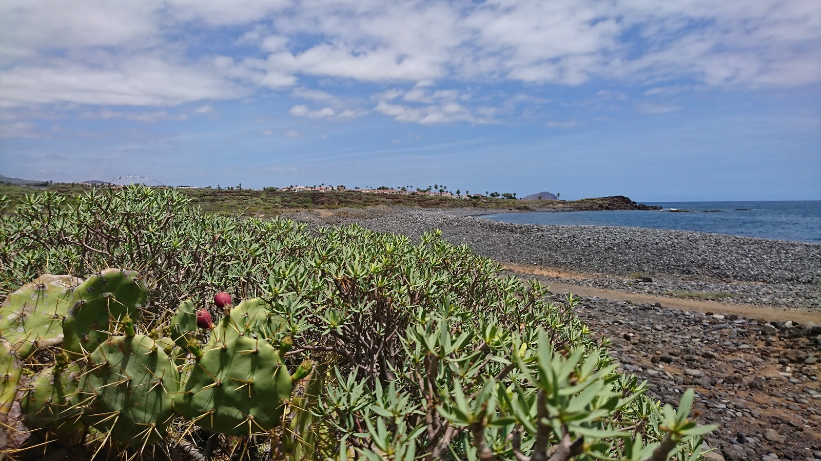 Foto av Playa Colmenares med blå rent vatten yta