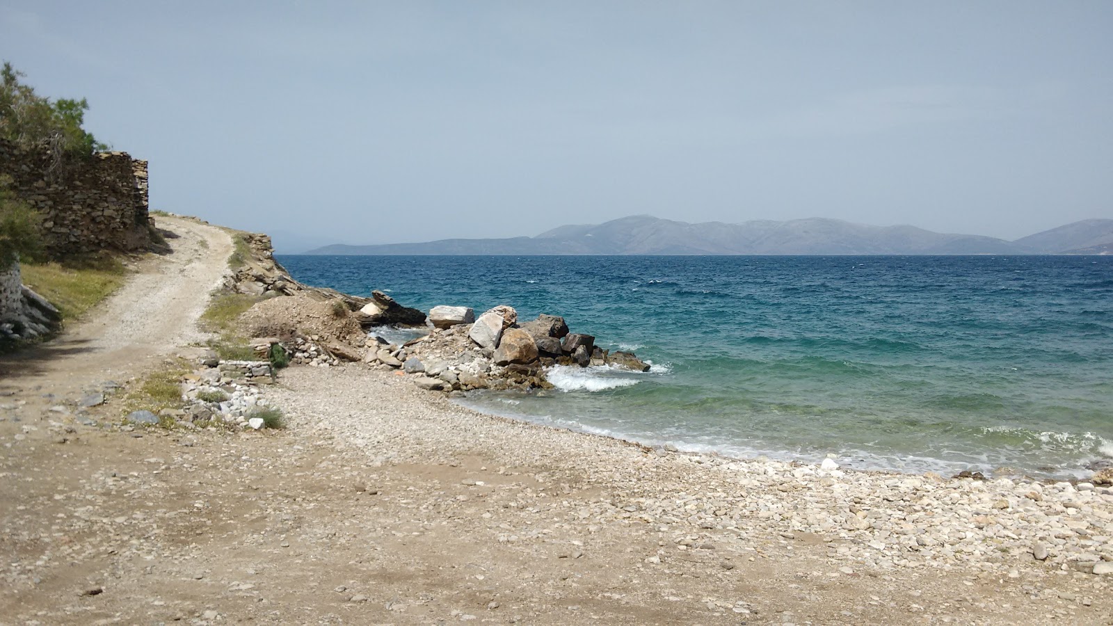 Agia Marina'in fotoğrafı küçük koy ile birlikte