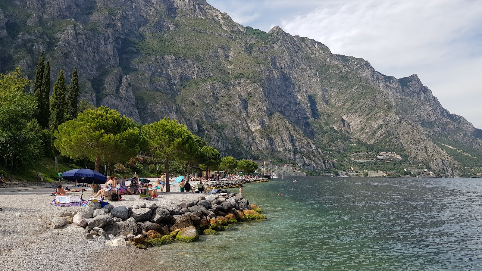 Foto van Spiaggia Limone sul Garda en zijn prachtige landschap
