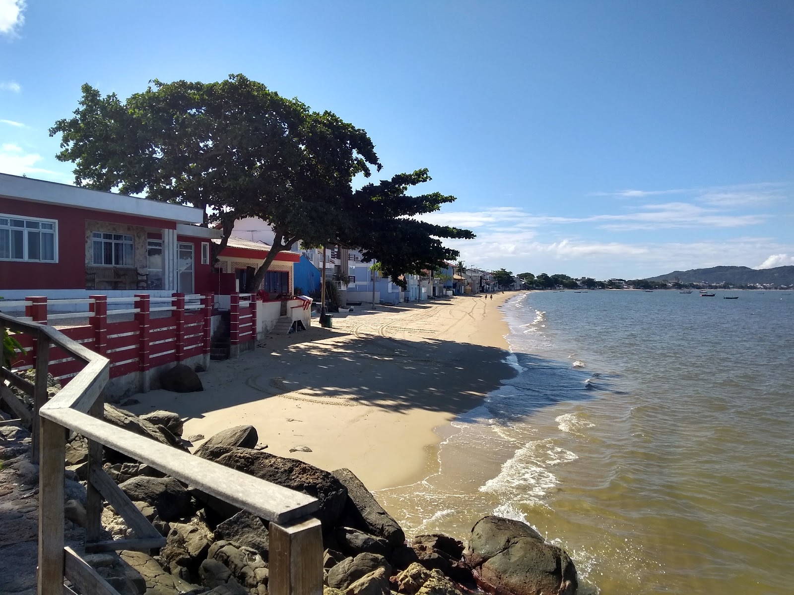 Foto von Praia do Canto Grande von Klippen umgeben