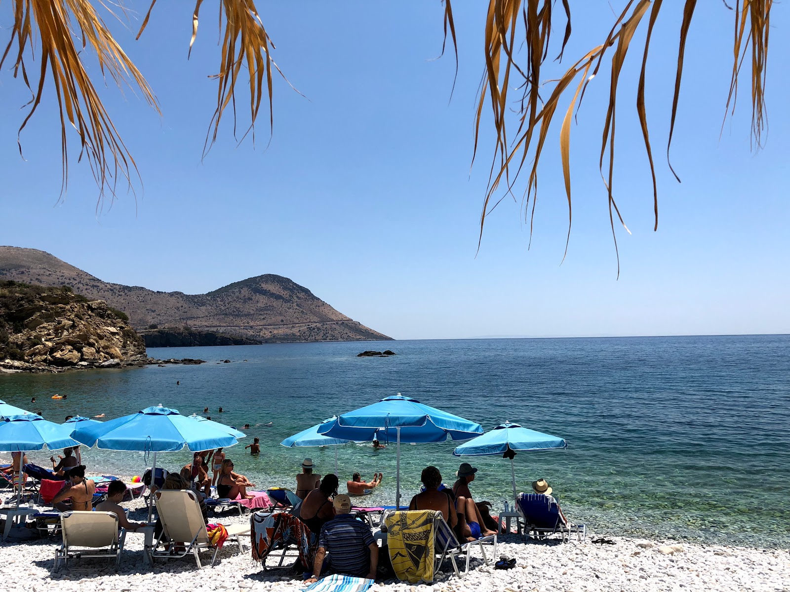 Photo de Vata beach protégé par des falaises