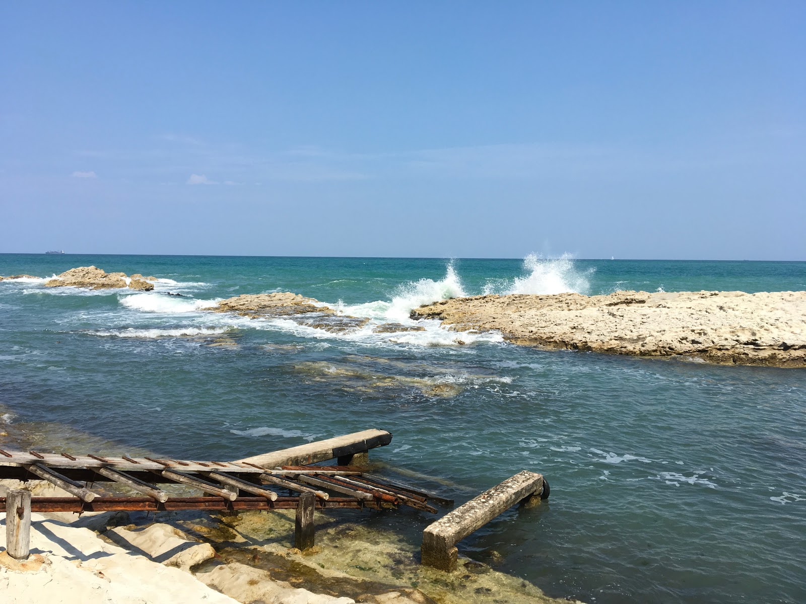 Foto af Spiaggia della Scalaccia omgivet af bjerge