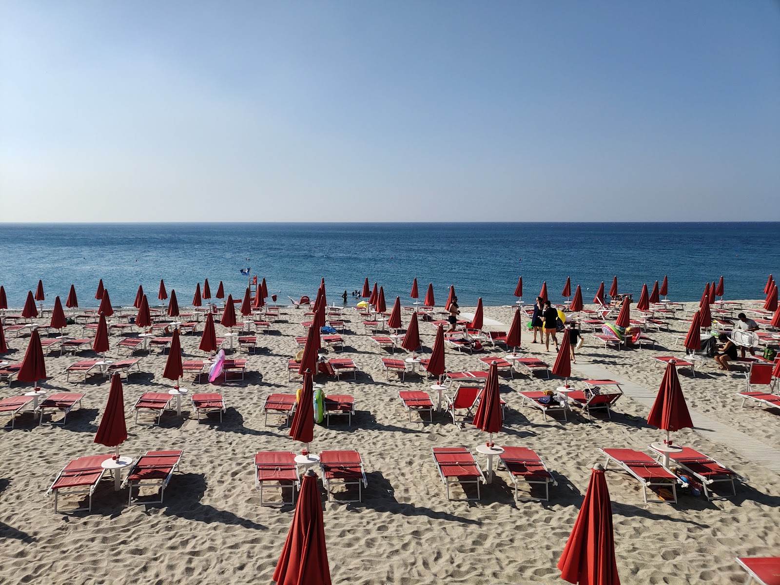 Foto av Rocella Jonica beach med medium nivå av renlighet