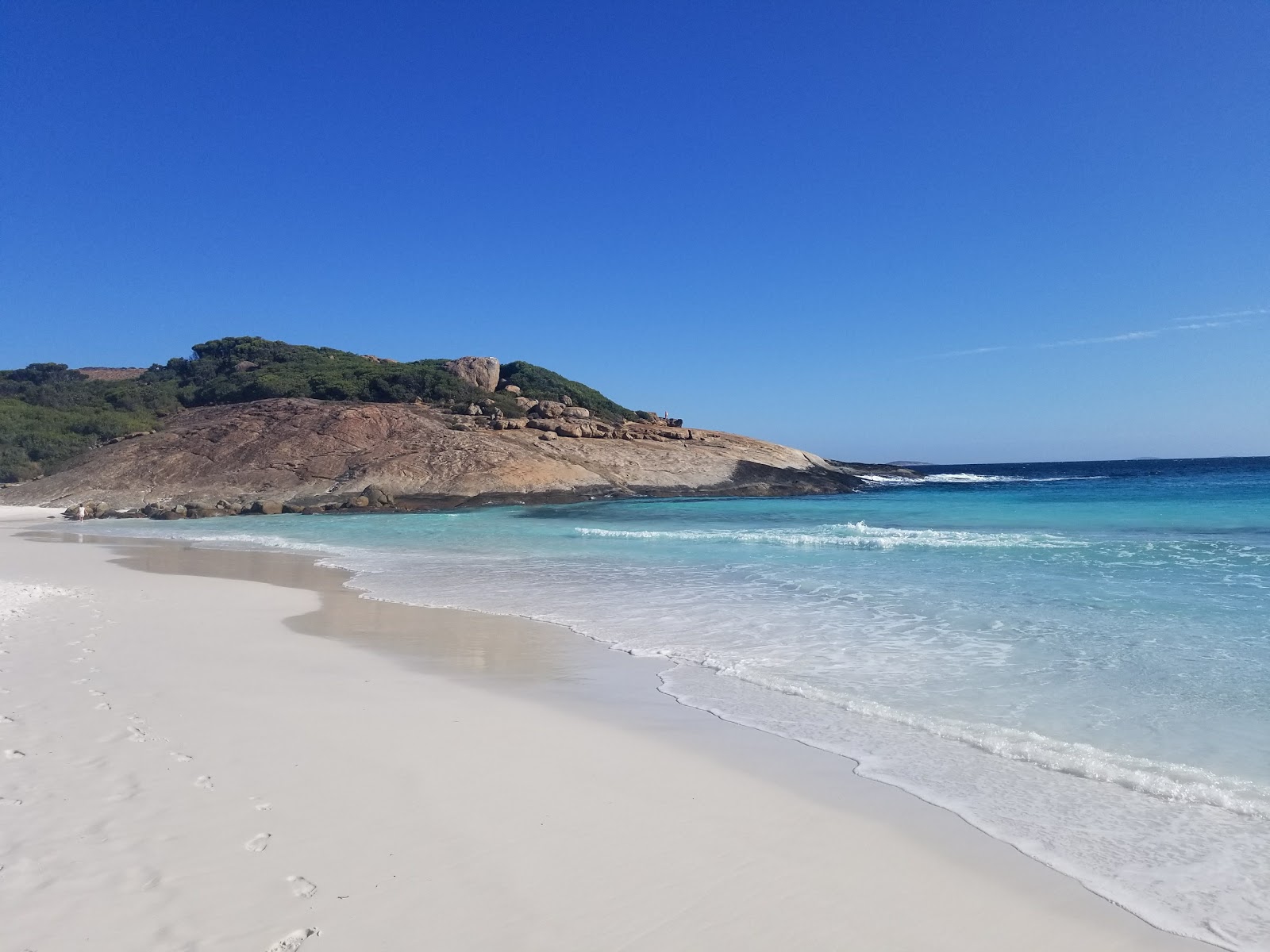 Fotografija Hellfire Bay Beach z modra čista voda površino
