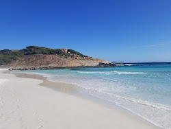 Zdjęcie Hellfire Bay Beach z powierzchnią niebieska czysta woda