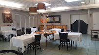 Atmosphère du Restaurant Le Clos Fleuri - Maison d'hôtes Vigier à Maringues - n°2