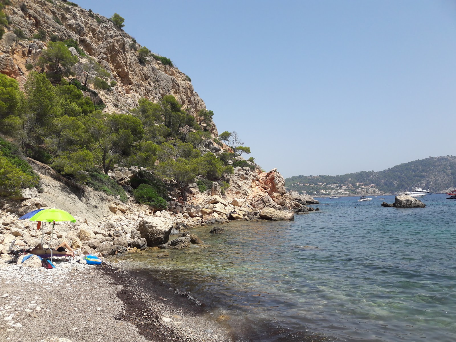 Foto di Cala Blanca circondato da montagne