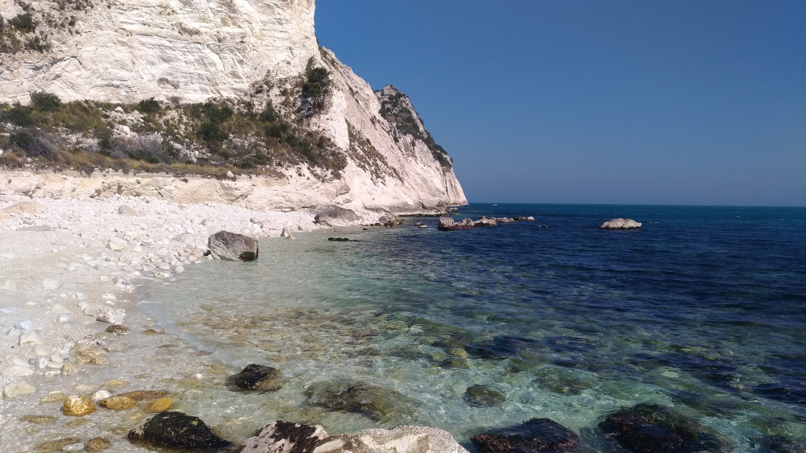 Spiaggia dei Sassi Bianchi'in fotoğrafı uçurumlarla desteklenmiş
