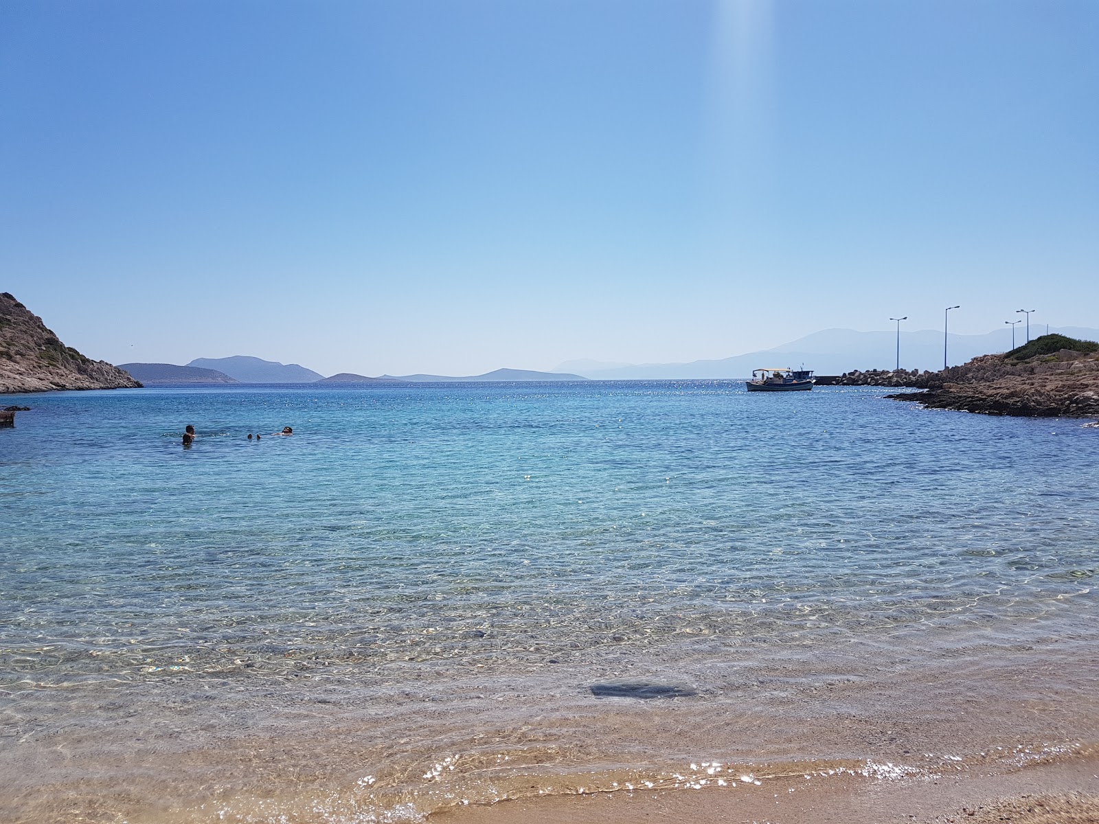 Foto von Kania Beach und seine wunderschöne Landschaft