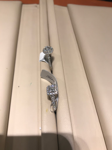 Jewelry Store «Zales - The Diamond Store», reviews and photos, 90-15 Queens Blvd, Queens, NY 11373, USA