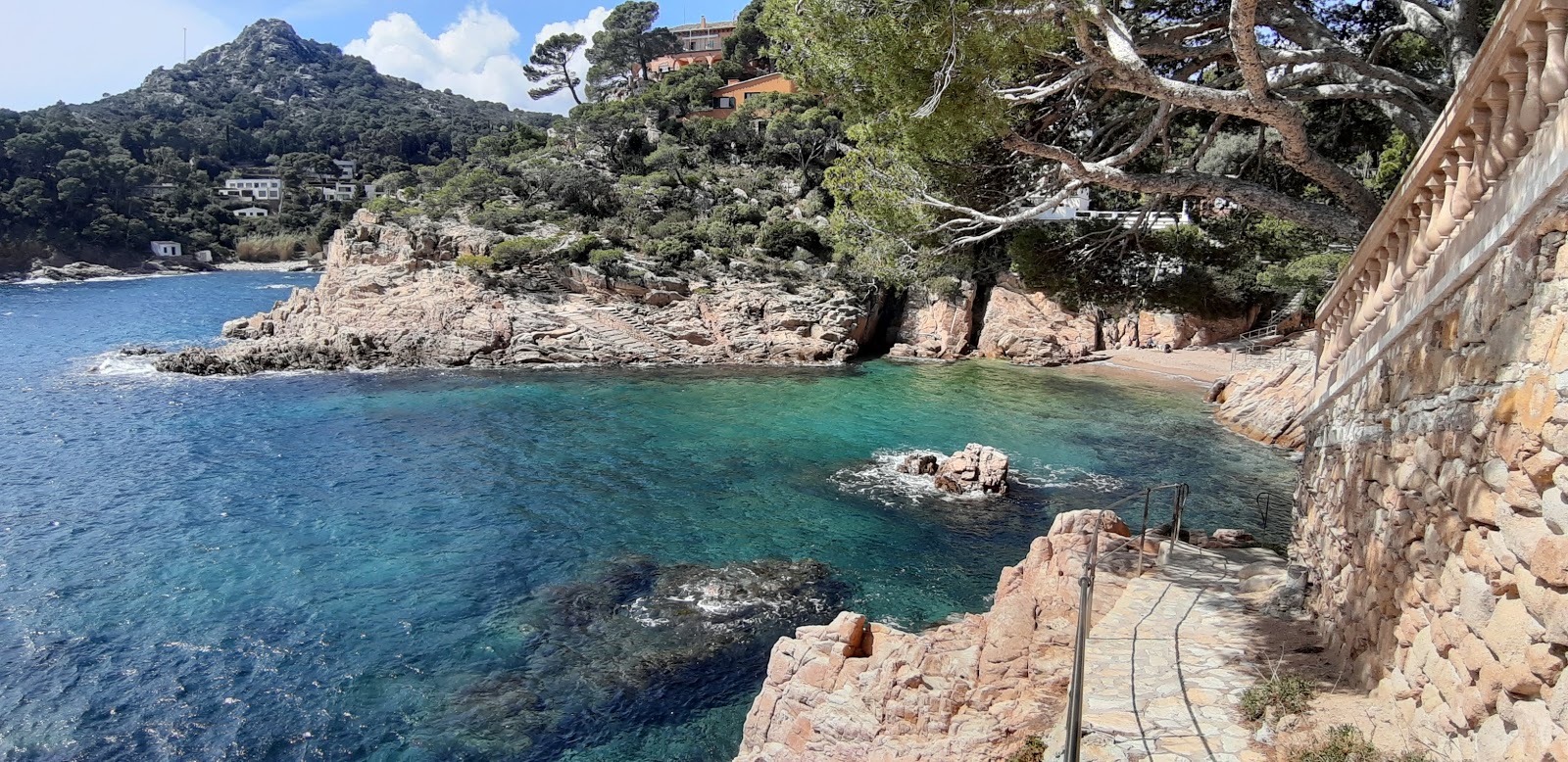 Foto von Platja de Fornells mit winzige bucht