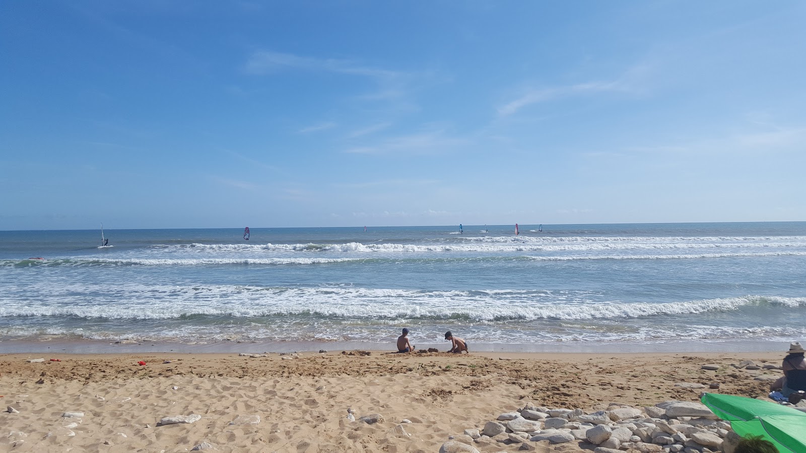 Ragounite beach的照片 带有碧绿色纯水表面