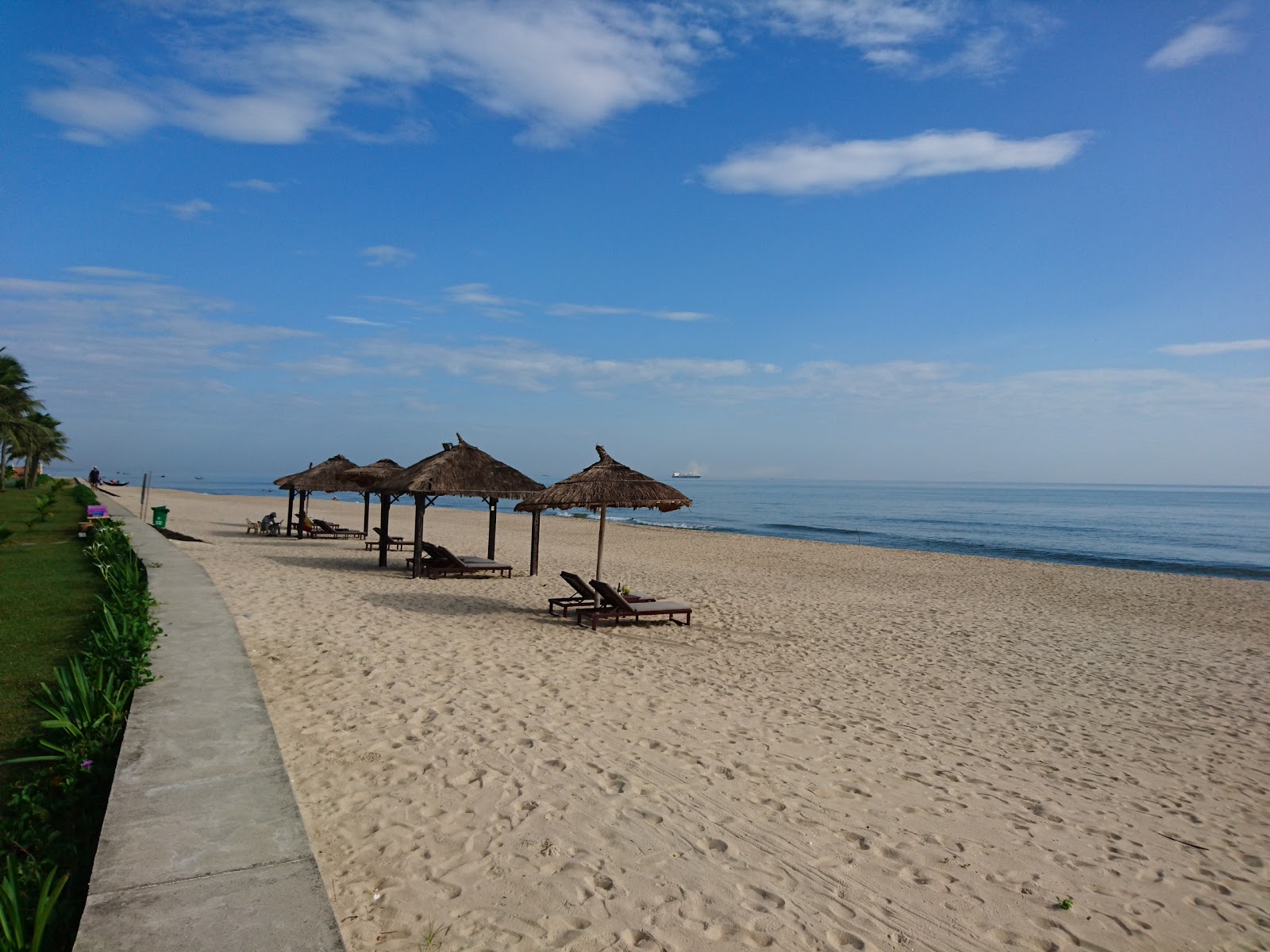 Φωτογραφία του Thuan An Beach με μακρά ευθεία ακτή