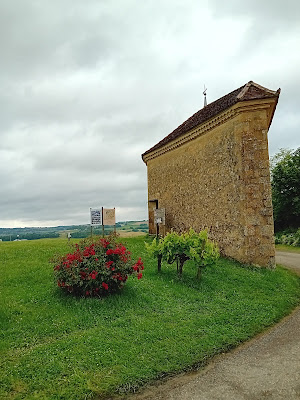 Pigeonnier - octroi et fontaine à Maignaut-Tauzia à Maignaut-Tauzia