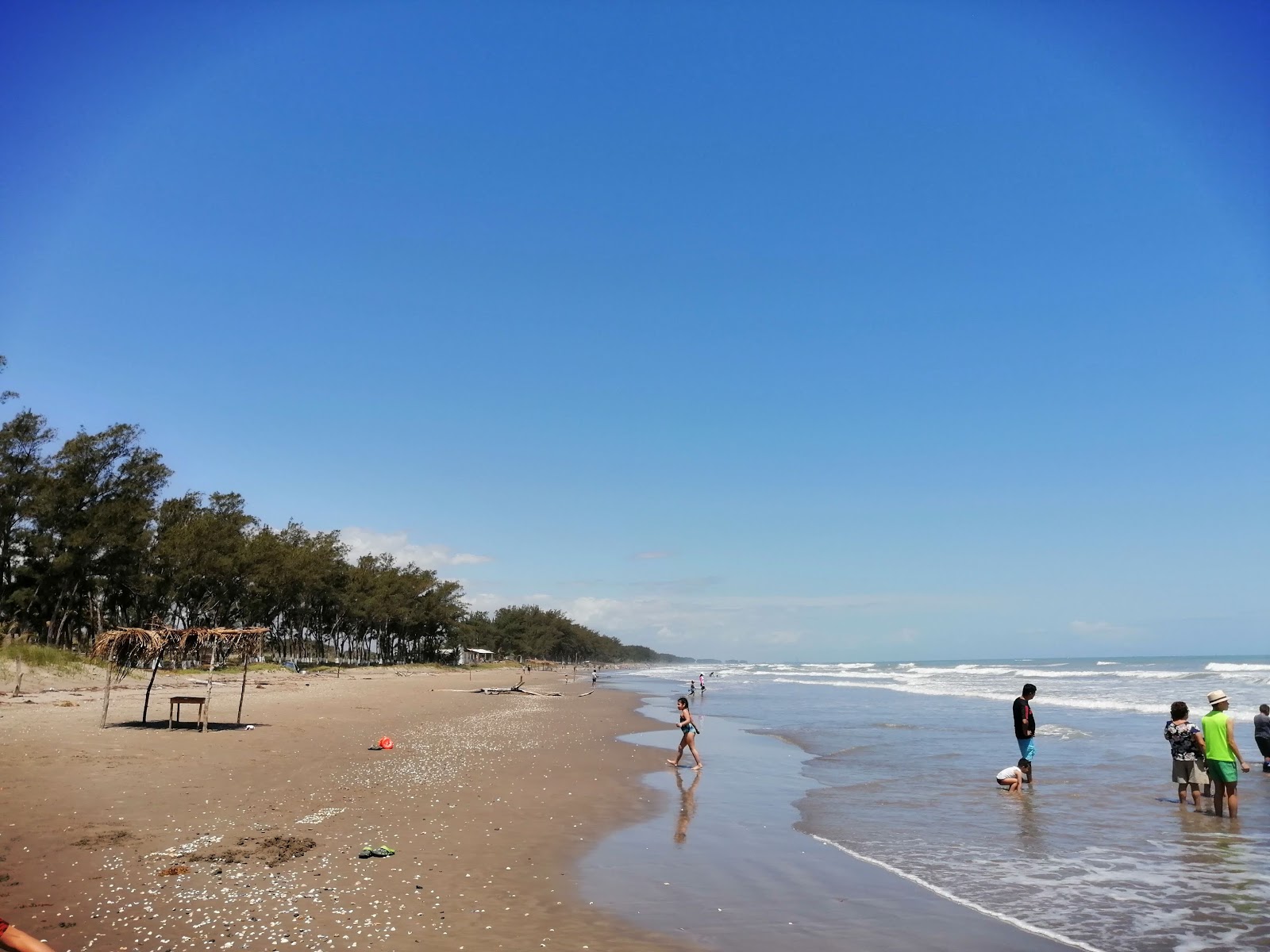 Φωτογραφία του Playa Villamar με φωτεινή άμμος επιφάνεια